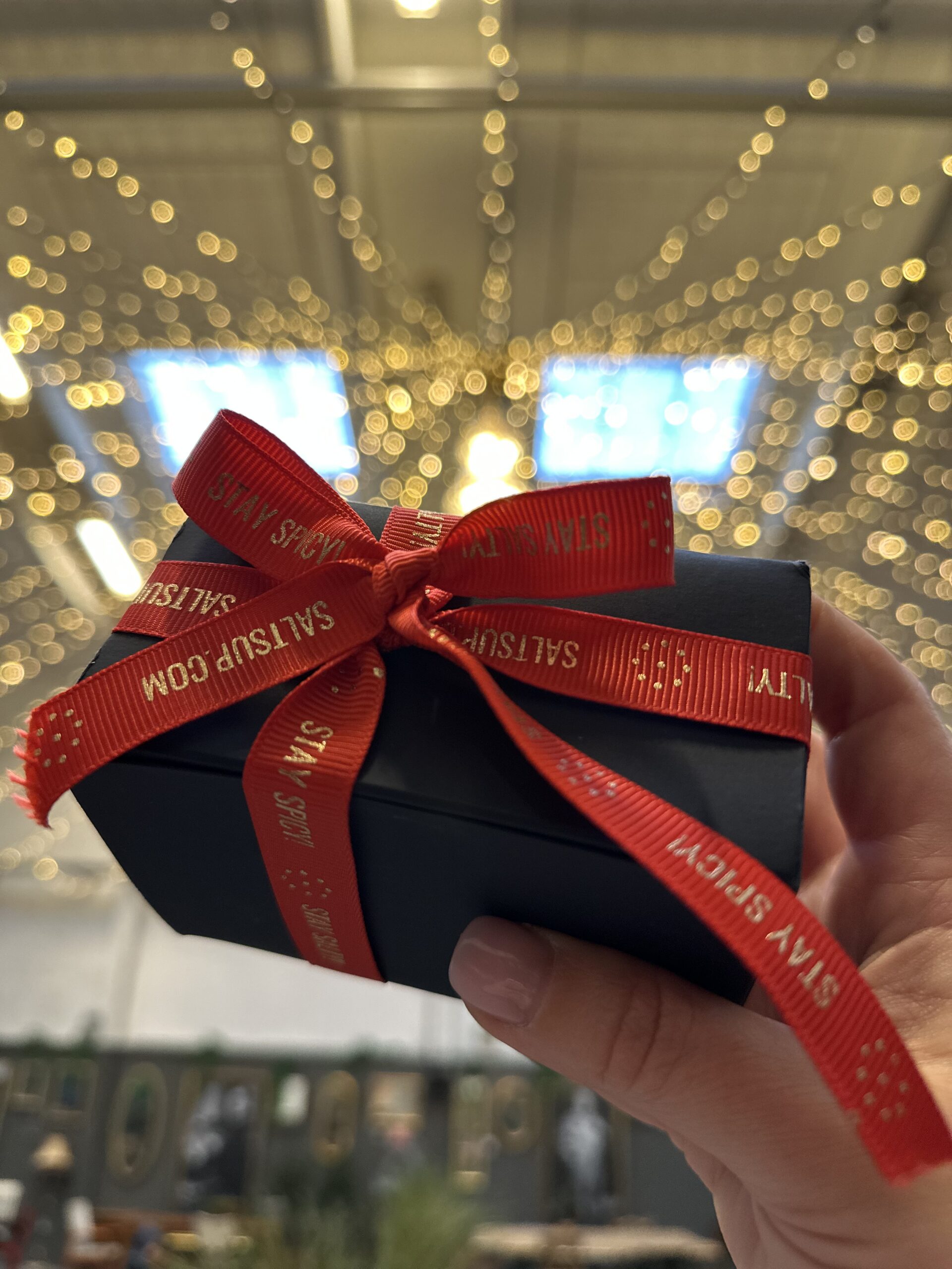 Kingipakk punase paelaga