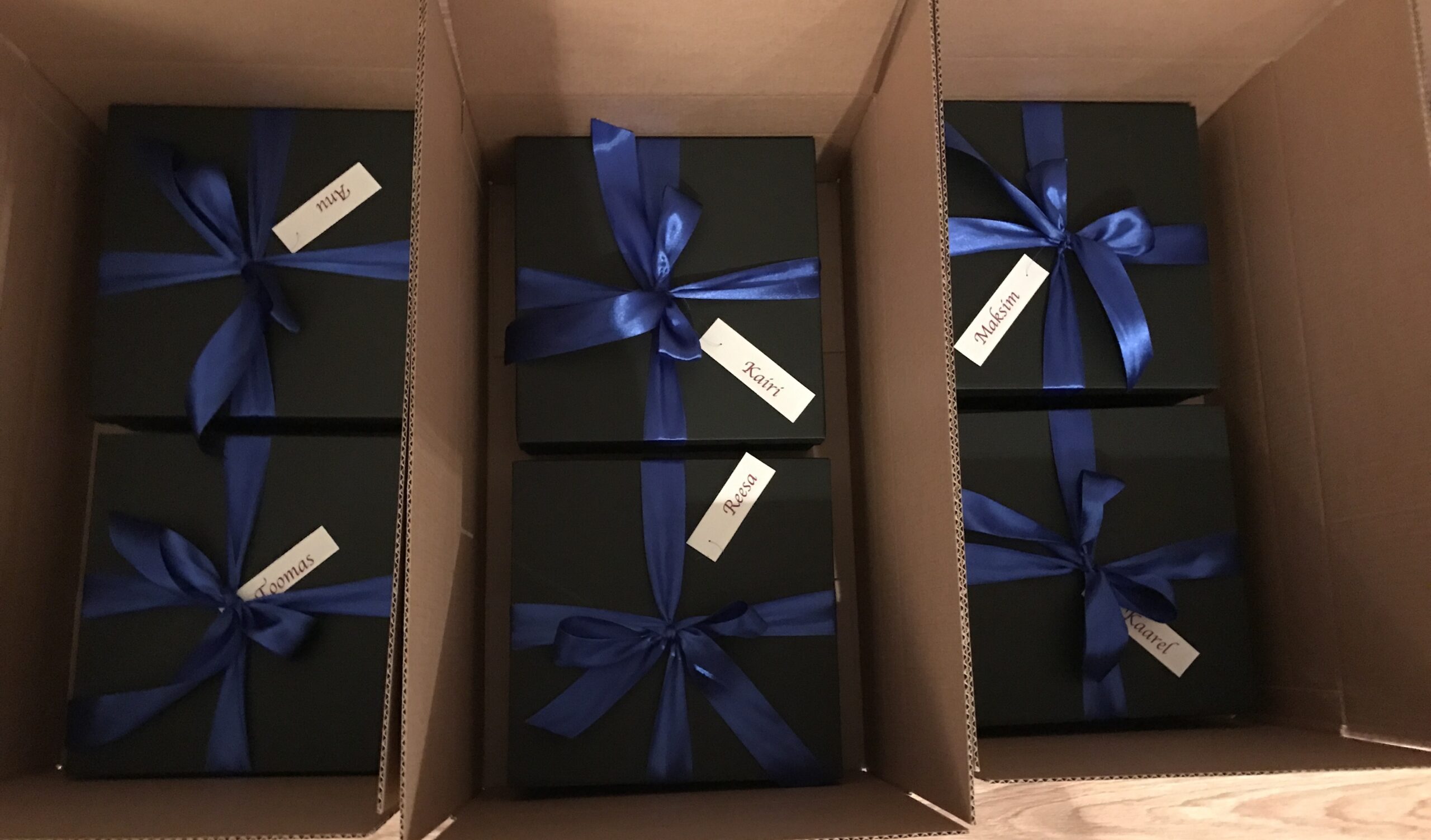 Kingipakid kastides siniste lintidega